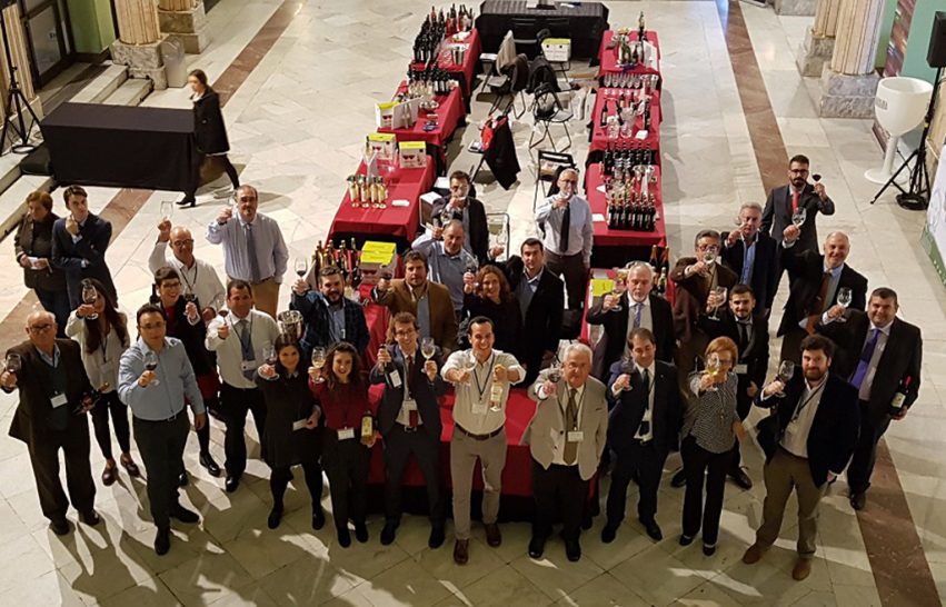 Brindis-conjunto-de-las-bodegas-manchegas-minutos-antes-del-comienzo