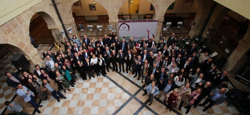 Brindis-de-público-premiados-y-autoridades-en-el-claustro-del-ayuntamiento-de-Villarrobledo