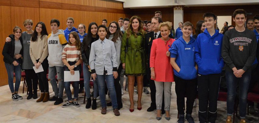 carmen-con-niños-y-autoridades