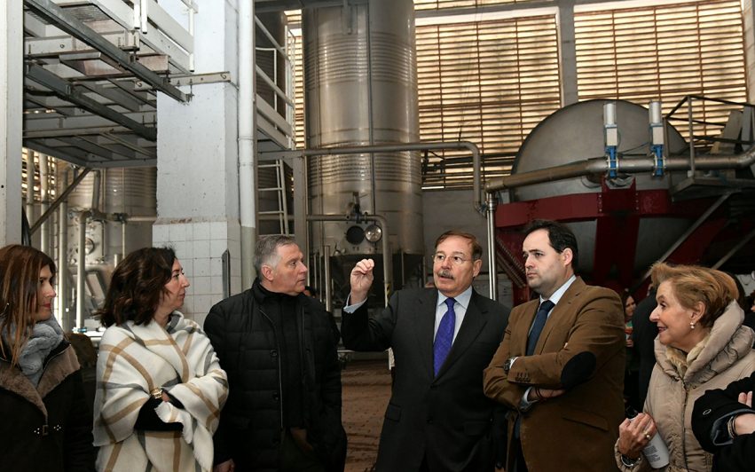 Núñez visita Vinícola de Castilla en Manzanares.1