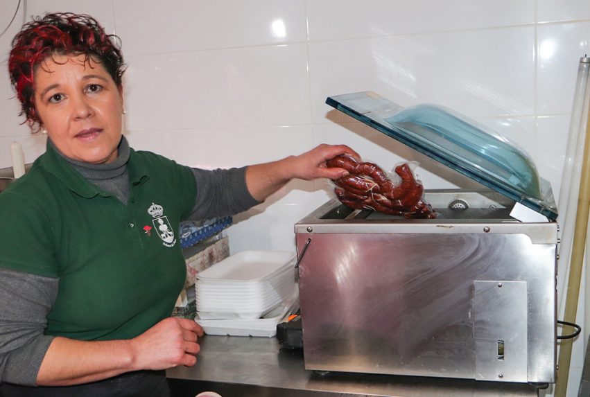 Envasando al vacío un pedido de chorizos de ciervo