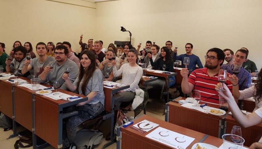 Brindis-en-la-cata-de-iniciación-en-las-jornadas-de-la-Complutense-768x576