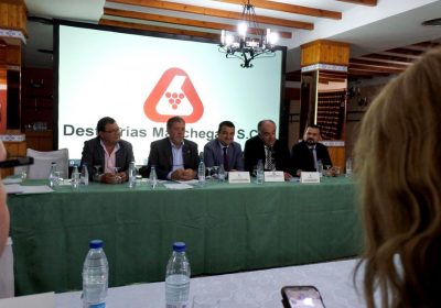 Gobierno de Castilla-La Mancha apoya trabajo de las destilerías cooperativas