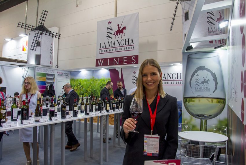 Azafata-en-el-stand-de-los-vinos-DO-La-Mancha-en-Prowein