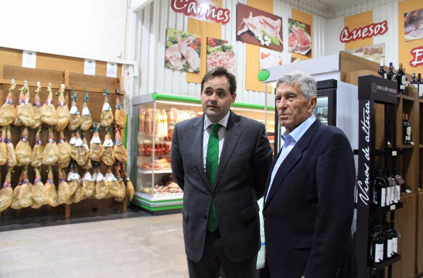 Paco Núñez junto al presidente de APAG Guadalajara, Antonio Zahonero, durante el recorrido por las instalaciones.jpeg