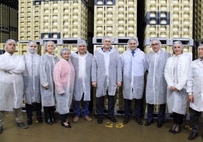 Paco Núñez (PP) visita la industria láctea García Baquero