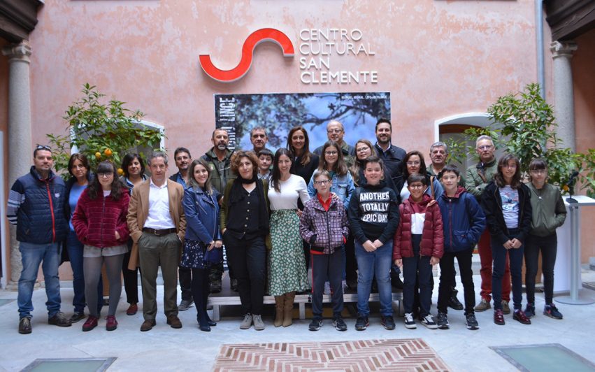 Flora Bellón con profesores y alumnos 12042019