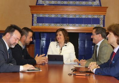 Presenta su empresa de productos ecológicos a la consejera de Economía