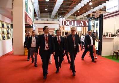 García-Page avanza el objetivo de que el sector vitivinícola facture 2.500 millones de euros en 2025