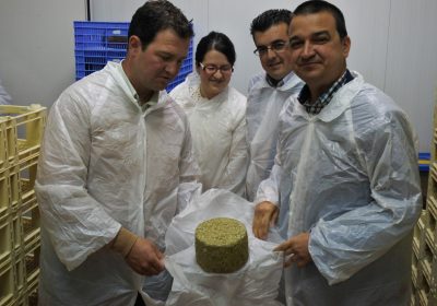 Martínez Arroyo destaca el buen trabajo de la quesería «Río Cañamares»