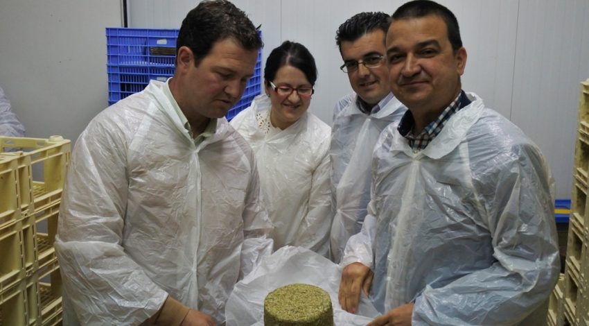 Martínez Arroyo destaca el buen trabajo de la quesería «Río Cañamares»