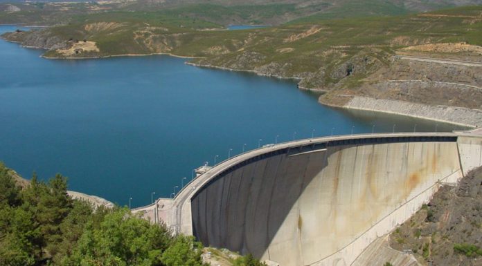 El presidente de Castilla-La Mancha pedirá en Bruselas una moratoria de la Directiva Marco del Agua embalse