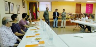 Teoría y práctica en ‘Cata y protocolo del vino’, en Daimiel