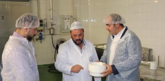 La campaña electoral de Ciudadanos llega a una quesería tomellosera