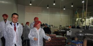 Consejero de Agricultura visita tres empresas agroalimentarias conquenses
