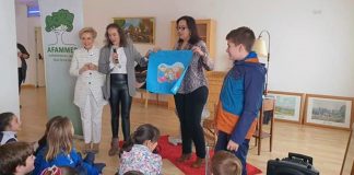 AFAMMER une a niños y mayores con un cuentacuentos intergeneracional