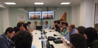 Un joven agricultor ciudadrealeño debate sobre el futuro del sector con representantes de la Comisión Europea