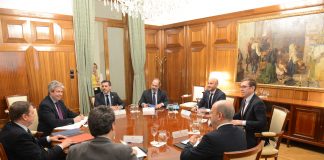 El ministro de Agricultura, Luis Planas, se reúne con Carrefour España