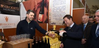 Presidente de Castilla-La Mancha incide en que la miel tiene futuro