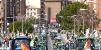 200 tractores y cientos de agricultores llenan el centro de Cuenca de reivindicaciones en favor de la agricultura y la ganadería