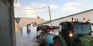 Agricultores de Miguel Esteban colaboran en la desinfección de calles