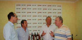 Dcoop Baco sigue recaudando para Cáritas «con corazón de oro»