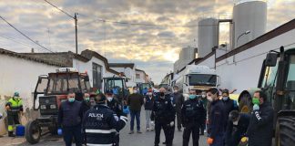 Los ‘héroes rurales’ siguen desinfectando las calles de sus localidades