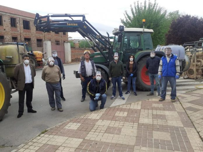 foto_alcalde_con_agricultores_antes_de_desinfeccion