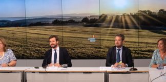 Casado pide rebaja de costes laborales, burocráticos y fiscales para campo