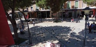 Centenares de zapatos contra la macrogranja porcina de Daimiel