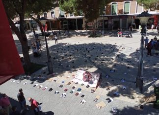 Centenares de zapatos contra la macrogranja porcina de Daimiel