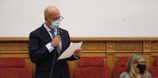 Acusa a presidente castellano-manchego de «ponerse de perfil» ante problemas agricultores