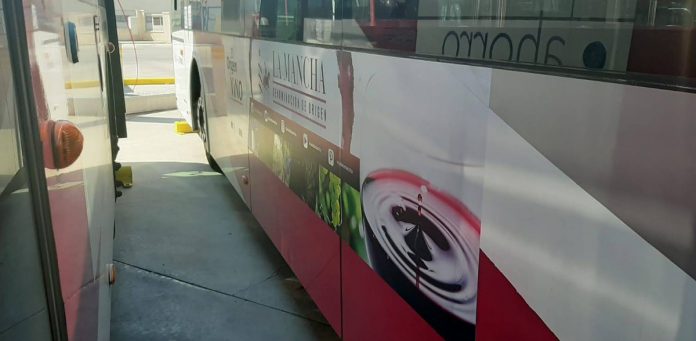 Imagen-del-cartel-de-los-vinos-DO-La-Mancha-en-Toledo