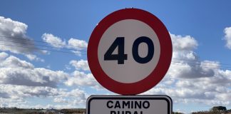 Instalan señales que limitan la velocidad en caminos rurales