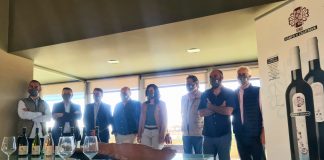 Periodistas y blogueros gastronómicos conocen cómo se vendimia “entre volcanes”