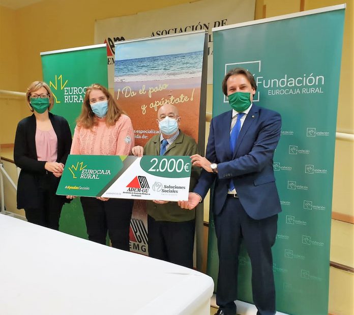 20201125 FOTOGRAFÍA ENTREGA CHEQUE ASOCIACIÓN ESCLEROSIS MÚLTIPLE GUADALAJARA