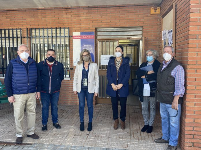 La portavoz del GPP en las Cortes C-LM, Lola Merino, junto con la alcaldesa de Villanueva de los Infantes, tras la rueda de prensa ofrecida en el municipio ciudadrealeño