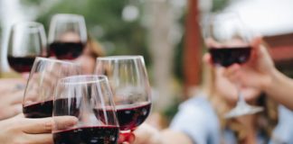 El Parlamento Europeo descarta advertir sobre cualquier consumo de alcohol como riesgo de cáncer copas de vino