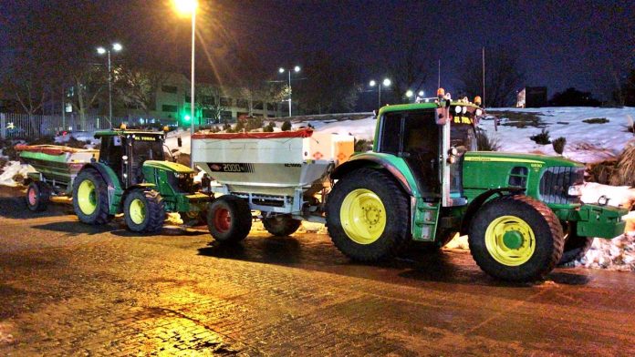 Agricultores-de-Ciudad-Real-quitando-nieve-en-Madrid-009