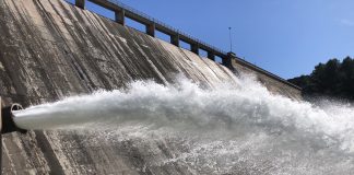 El cañón del pantano de Peñarroya alivia un gran cantidad de agua