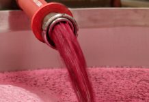 Las exportaciones españolas de vino caen un 20 por ciento en volumen en el primer semestre del año Vino tinto granel