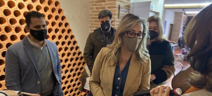 la_portavoz_del_gpp_en_las_cortes_c-lm_lola_merino_en_su_visita_a_madridejos_toledo_0