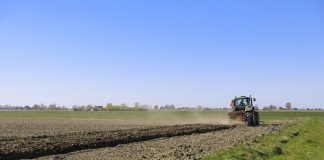 Agricultores y ganaderos con pagos PAC superiores a 2.000 euros recibirán un 1,63 por ciento más, por el reembolso de la disciplina financiera tractor