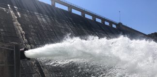 Vídeo. El embalse de Peñarroya (Argamasilla de Alba) sigue evacuando agua a las puertas del verano