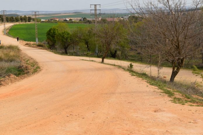 Imagen-de-archivo-de-un-camino-rural-mejorado-en-Pozocanada-con-la-ayuda-de-la-Diputacion-de-Albacete-1030x687