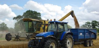 Los días de calor extremo no se permitirá cosechar en Castilla-La Mancha cosechadora
