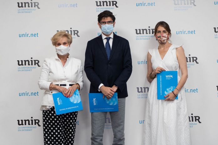 Foto firma convenio UNIR y AFAMMER