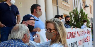 Merino (PP) apoya a los agricultores en su protesta contra los precios actuales de la uva