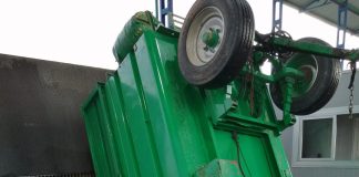 Vídeo. Uvas y remolque, todo para la tolva, en Socuéllamos vuelco de remolque