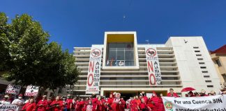 Los vecinos de Quintanar del Rey simulan un asalto a la ‘Macrogranja de papel’